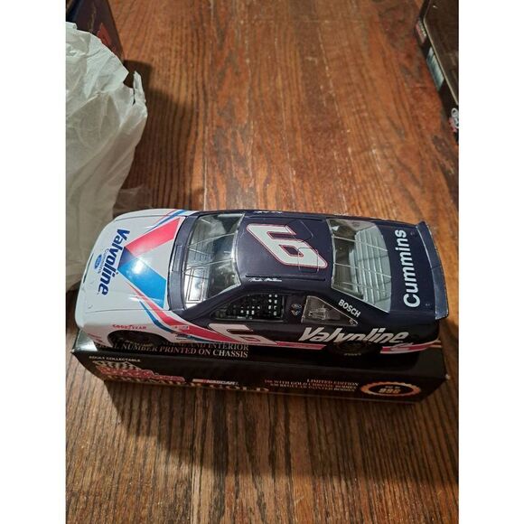 Vintage 96 Racing Champions Mark Martin Valvoline Die Cast Nascar Race Car - Picture 4 of 12